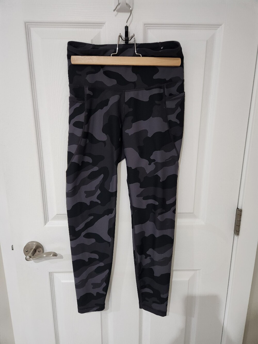 Old Navy Gray & Black Camo Leggings